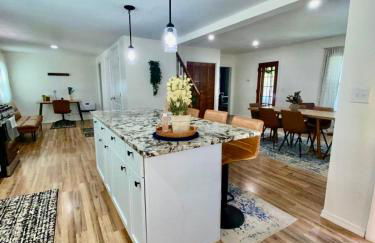 Spacious 4BR home w 2BA, a workspace & king bed! - Foto 1