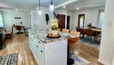 Spacious 4BR home w 2BA, a workspace & king bed! - Photo 1