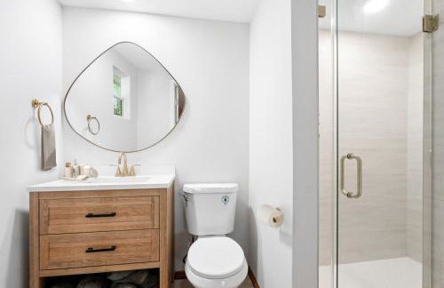 Deluxe Waterfront Villa with BBQ, Pool and Game Room - Photo 25