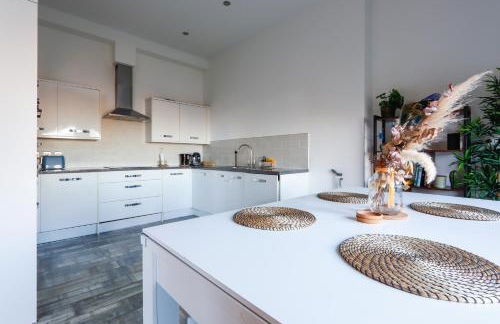 Leah Suite - Chique 2BR Apartment with Pool Table, Parking & WIFI - Foto 5