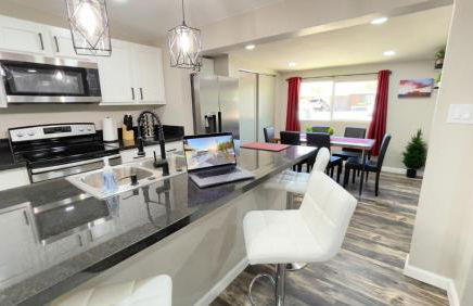 Private Home - Heated Pool, Billiards, Darts, Foosball, Fireplace, 5 Smart TVs, BBQ, Cotton Bedding - The Saguaro Sanctuary, Pool Heat Optional - Foto 8