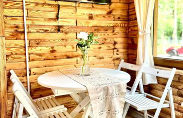 Urocza chatka w lesie nad wodą - Foto 5