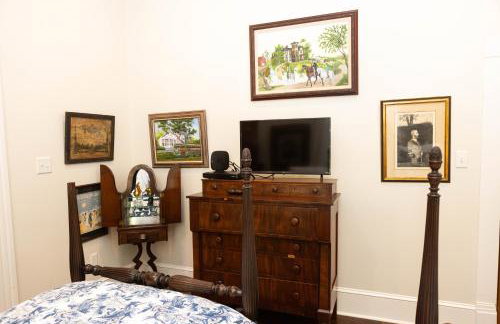 The Dollhouse - 3 Bed, 2 Bath, Walk to Downtown - Foto 10