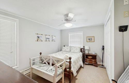 Steps to Crystal Lake! Group Getaway with Hot Tub - Foto 21