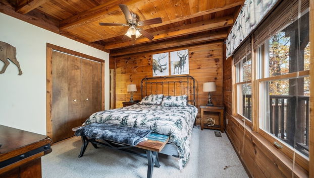 Cherokee Winds 2 Bedroom Cabin by RedAwning - Foto 4, Habitación