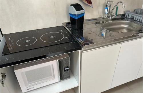 09 - ESTÚDIO COMPLETO com Ar condicionado, Cozinha, Vaga de garagem, bem localizado, próximo ao LifeCenter - Foto 11