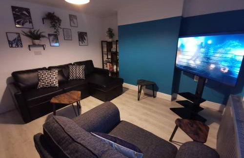 Spacious & comfy 4 bed house, 6 Beds, Free Private Parking & Wifi - Foto 7