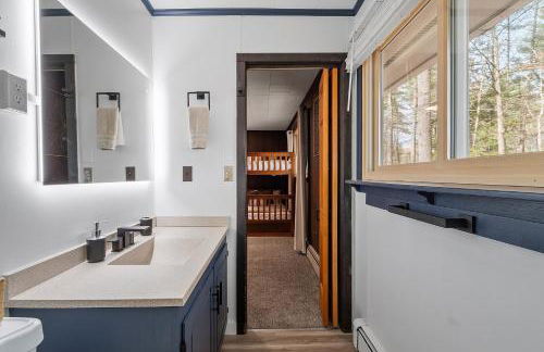 NEW! Woodland Retreat - Hot tub Game Room Firepit - Foto 21