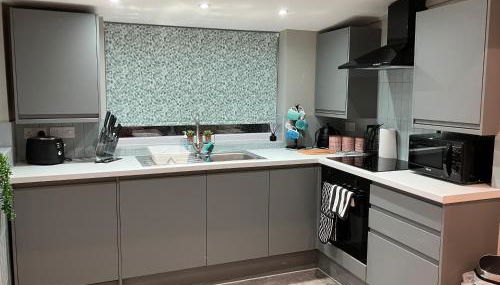 3 Bedroom home, with 4 beds, parking, walk to station & town centre families and business visitors welcome - Foto 5