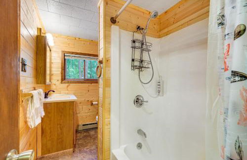 2 Blocks to Boat Ramp Higgins Lake House with Grill - Foto 13