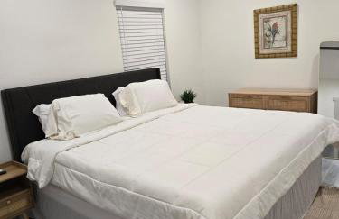 Modern B&W Coastal Retreat 2BR 2BA and Laundry - Foto 21