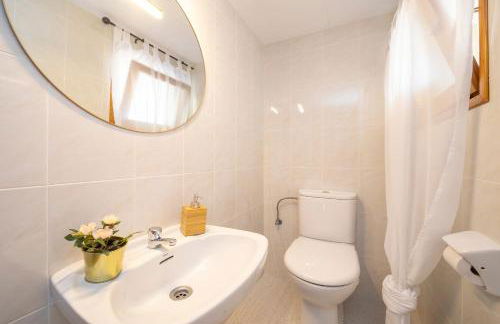 21 Sleeps Private Pool Villa & BBQ Near Barcelona - Foto 49