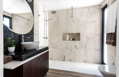 Vila Vicente Jacuzzi, Sauna and Parking - Photo 7