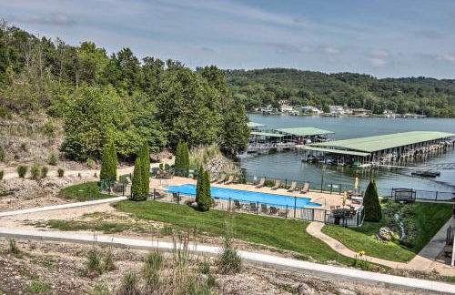 Lakefront Balcony and Pool Access Camdenton Condo - Foto 23