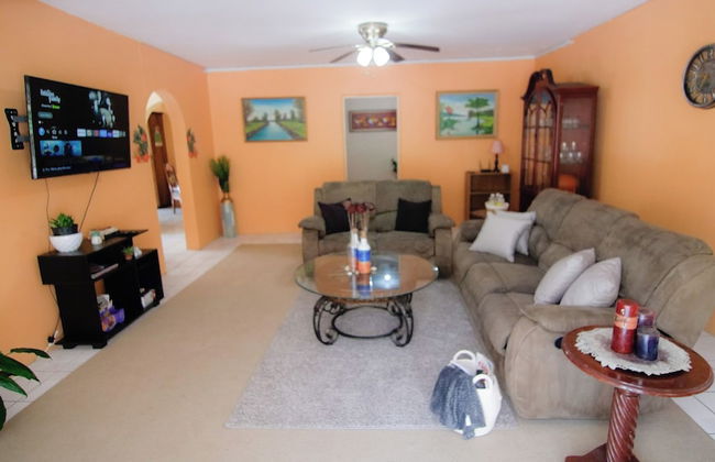 Entire Homestay In Kingston - by Airport - Foto 14