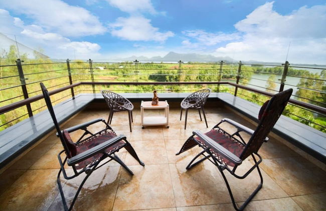 Stunning Views Rooftop Pool Lakefront Home - Photo 12