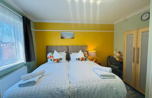 Modern 4BR House with Parking, 8 Mins to Gatwick Airport - Foto 10