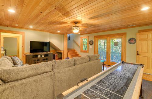 Luxe Mountain Escape with Hot Tub and Gym Near Boone! - Foto 25