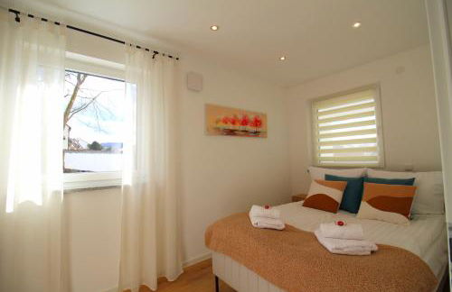 Großes Apartment mit Küche, Dusche, Badewanne, Balkon, Parkplatz vor dem Haus, ruhig gelegen, ADA4 - Foto 16