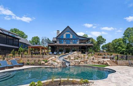 Gray Fox Lodge by Avantstay Waterslide Pool, Theater Sleeps 21 - Foto 14