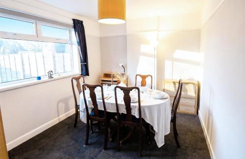 6 Person Home Near Airport and Manchester City Centre with Free Parking - Foto 8