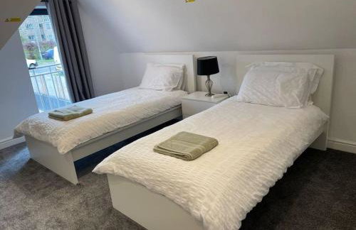 Orchid Lodge - Two Bed Generous Flat - Parking, Netflix, WIFI - Close to Blenheim Palace & Oxford - F4 - Photo 4