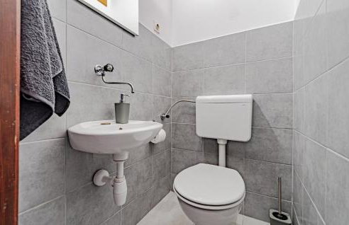 2 Bedroom Nice Apartment In Prigradica - Foto 16