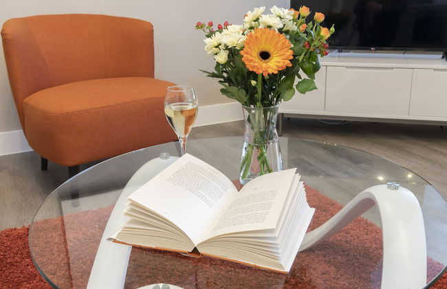 Elliot Oliver - Stylish Loft Style 2 Bedroom Apartment With Parking - Photo 12