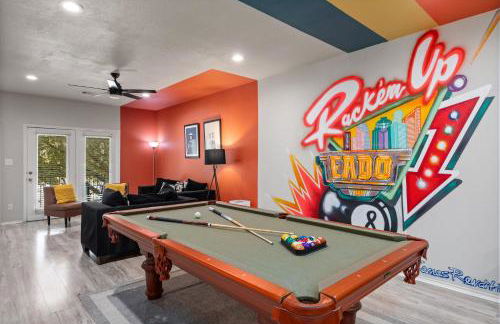 Modern 3-Story Townhome w Pool Table, Sleeps 10 Near Stadiums - Foto 12