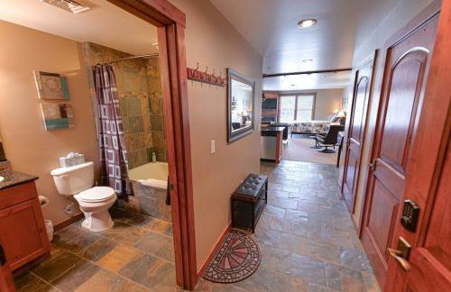 Large Studio Condo with Full Kitchen, Ski, Bike, Beautiful Balcony Views Hottub Fireplace - Foto 11