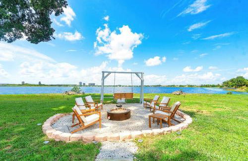 Deluxe Waterfront Villa with BBQ, Pool and Game Room - Photo 39