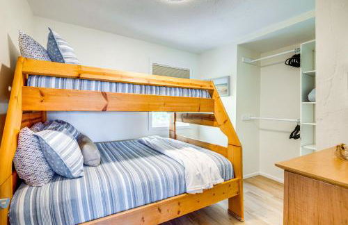 Walk to Winema Road Beach Home with Hot Tub! - Foto 16