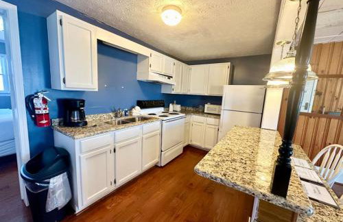 Cottage 8Lees Ford Marina - Photo 3