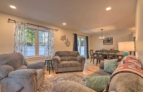 Sun-Dappled Retreat - Walk to Wickaboag Lake! - Foto 3