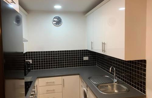 Cozy Entire Apartment with Free onsite Parking, 2-Min Walk to Barking Station - Foto 11