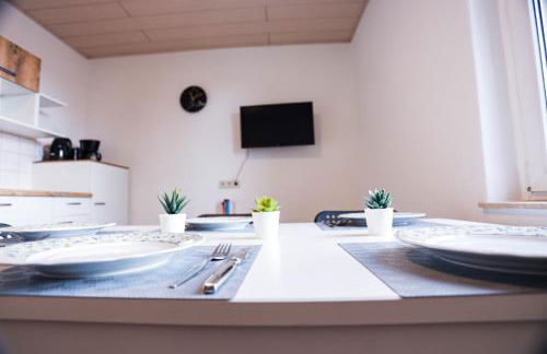 Preiswerte Apartments für Monteure, WLAN, Smart-TV & kostenfreie Parkplätze - Foto 8