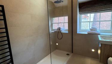 The Menagerie - Photo 4, Shower