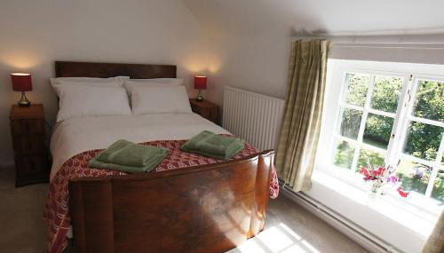 Cozy cottage overlooking fields, Upwell - Photo 5