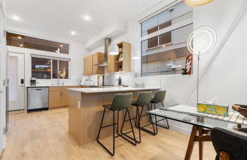 Luxe Central Home with Views & Rooftop - Foto 21