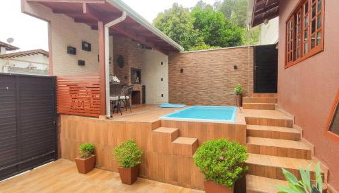 Casa com Piscina e Jardim, Próxima da Praia Brava - Foto 3
