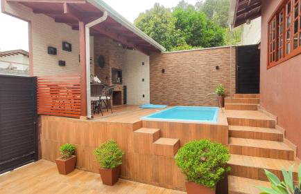 Casa com Piscina e Jardim, Próxima da Praia Brava - Foto 3