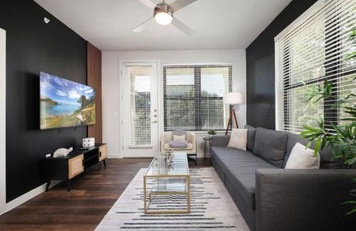 2BR Escape w Parking&Pool, Near Rvrwlk & Conv Ctr - Foto 1