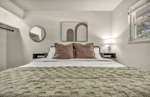 Fenced & Pet-Friendly! Modern 2BR Retreat! CLE-BW - Foto 16