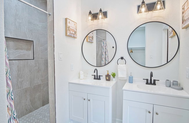 Perfect Spot to Relax 4br/3ba Near Dtown Hemisfair - Foto 47