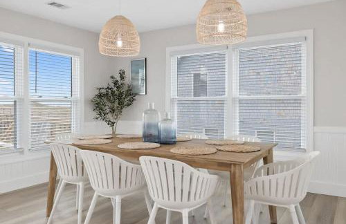 Elegant Updated Oceanfront Home with Pool & Hot Tub - Photo 43