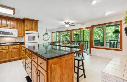 Secluded Lakefront Escape w Private Dock, 600ft Shoreline and Views, Sleeps 13 - Foto 6