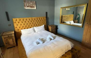 Luxurious, Unique & Elegant Cottage with Hot Tub - Foto 12