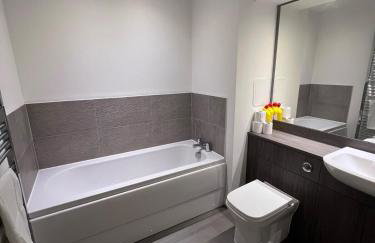 Modern 2 Bedroom Flat in Quiet Village w/ Ensuite - Foto 5