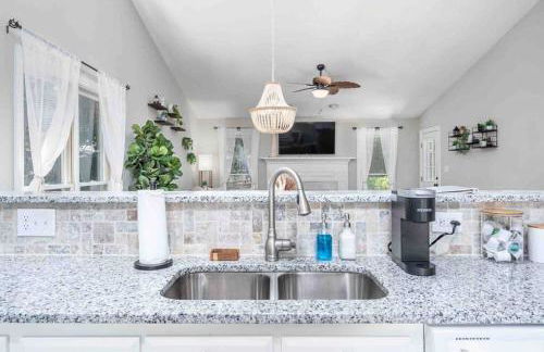 Cozy Boho Kildaire Farms Home- near Downtown - Foto 31