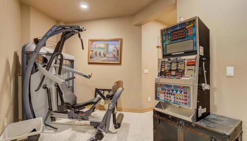 Peaceful Pines! Pool Table, Gym & Forest Views - Foto 3